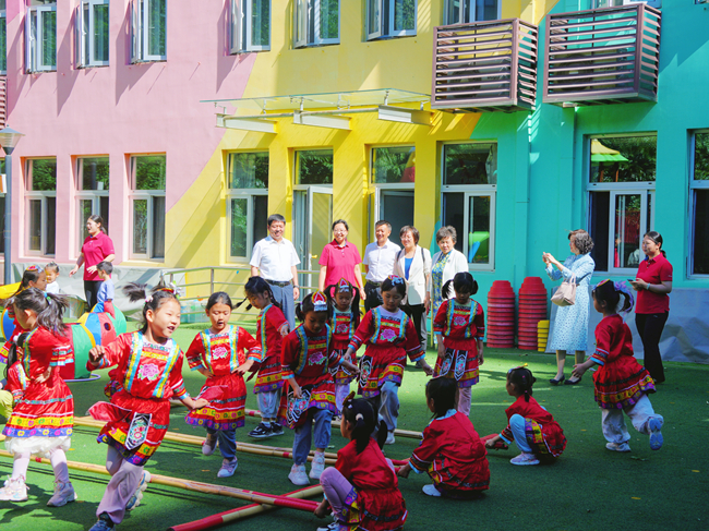 中國有研黨委委員、總會計師劉顯清與有研幼兒園小朋友歡度“六一”