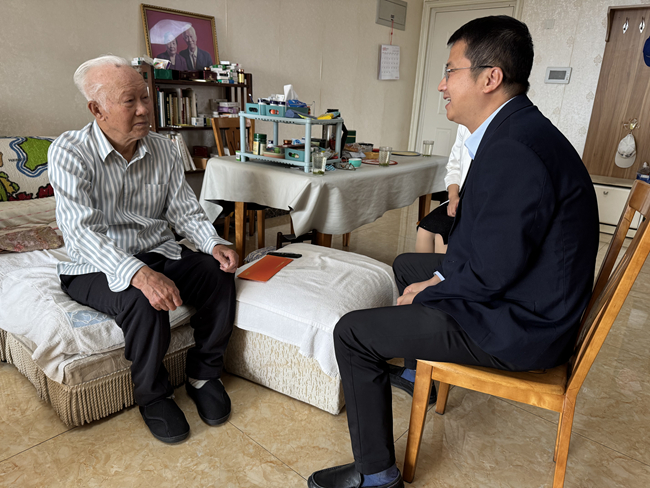 中國有研開展老干部、老黨員走訪慰問活動